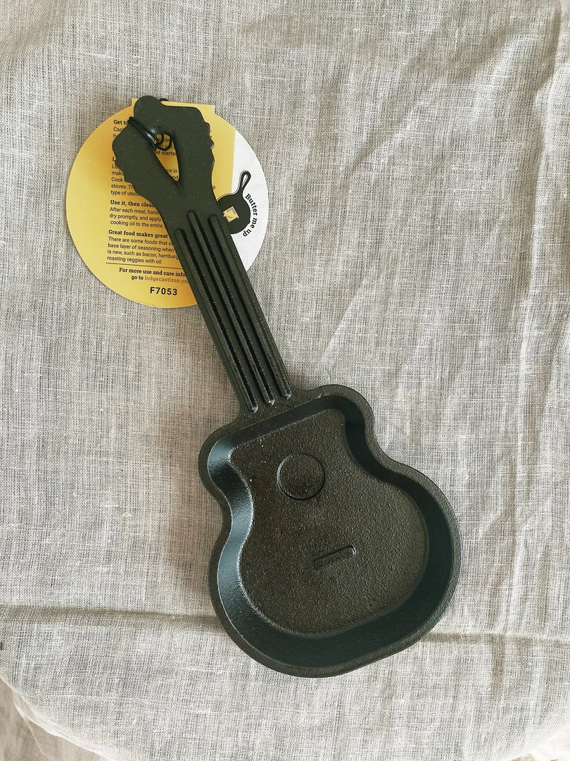 Lodge: Guitar Skillet 4 Lodge: Guitar Skillet