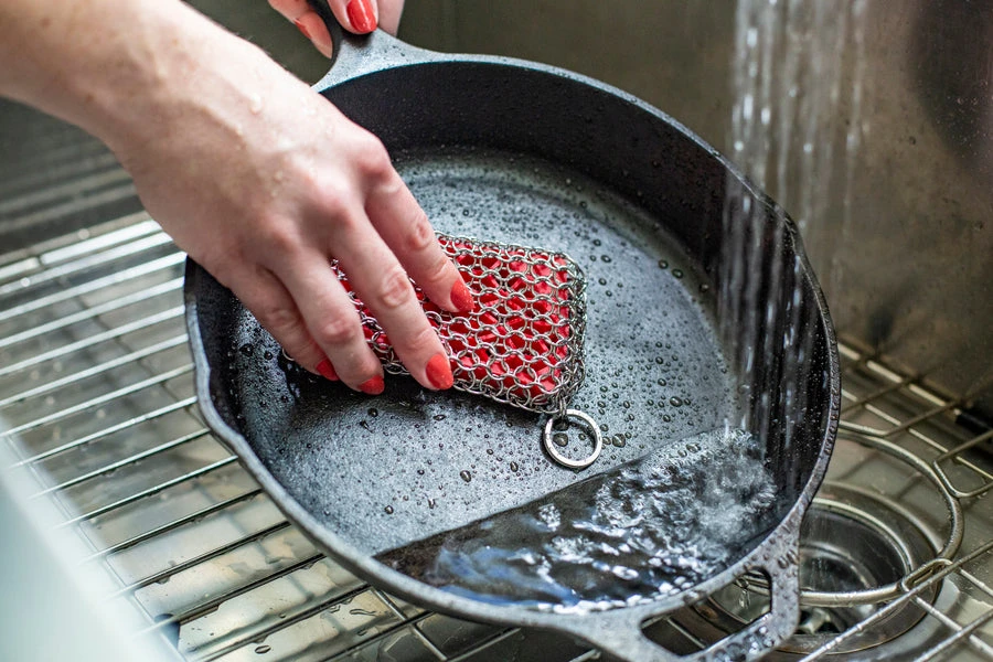 Lodge: Red Silicone + Chainmail Scrubbing Pad 5 Lodge: Red Silicone + Chainmail Scrubbing Pad