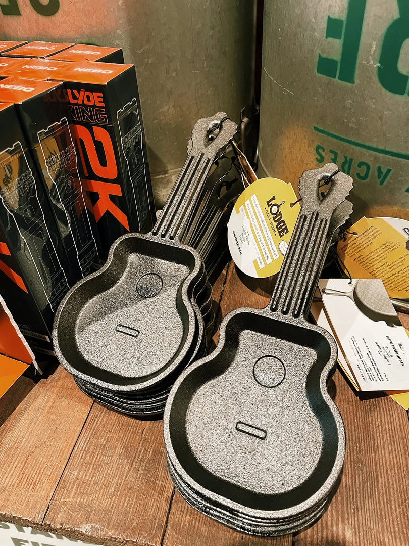 Lodge: Guitar Skillet 3 Lodge: Guitar Skillet
